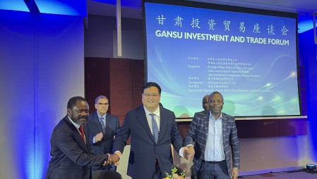 在甘肃省委书记、省人大常委会主任胡昌升见证下，问鼎娱乐app节水集团在南非约翰内斯堡与东南非农业合作同盟、南非灌溉发展局、中国进出口银行甘肃分行等多家机构签署合作和谈。