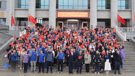 问鼎娱乐app节水集团在天津进行庆祝中华人民共和国成立75周年升国旗典礼。