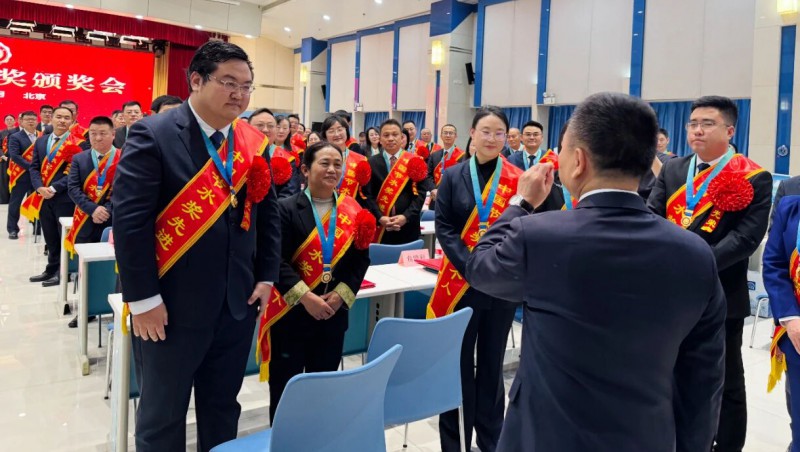 李国英亲切会见中国节水奖获奖代表，王浩宇作互换讲话